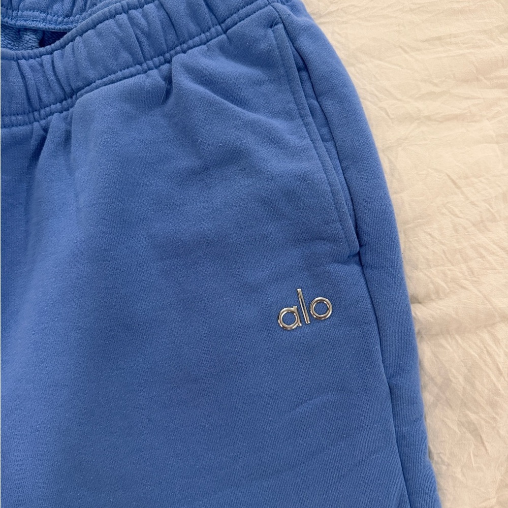 ALO Yoga Set: Crewneck Sweater and Accolade sweatpants in Crystal clear blue - Picture 5 of 7